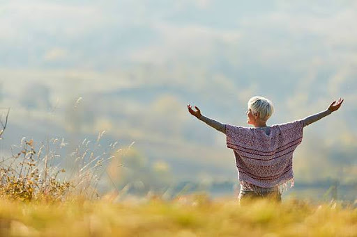 Mujer-feliz-brazos-abiertos-en-la-naturaleza