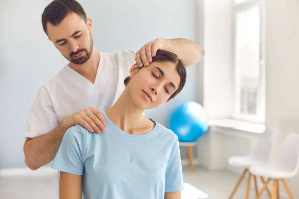 Doctor-tratamiento-fisioterapia-cuello-mujer