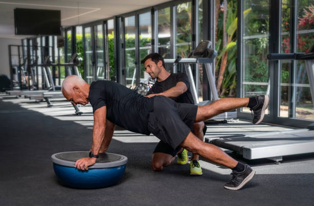 Hombre-mayor-entranamiento-coach