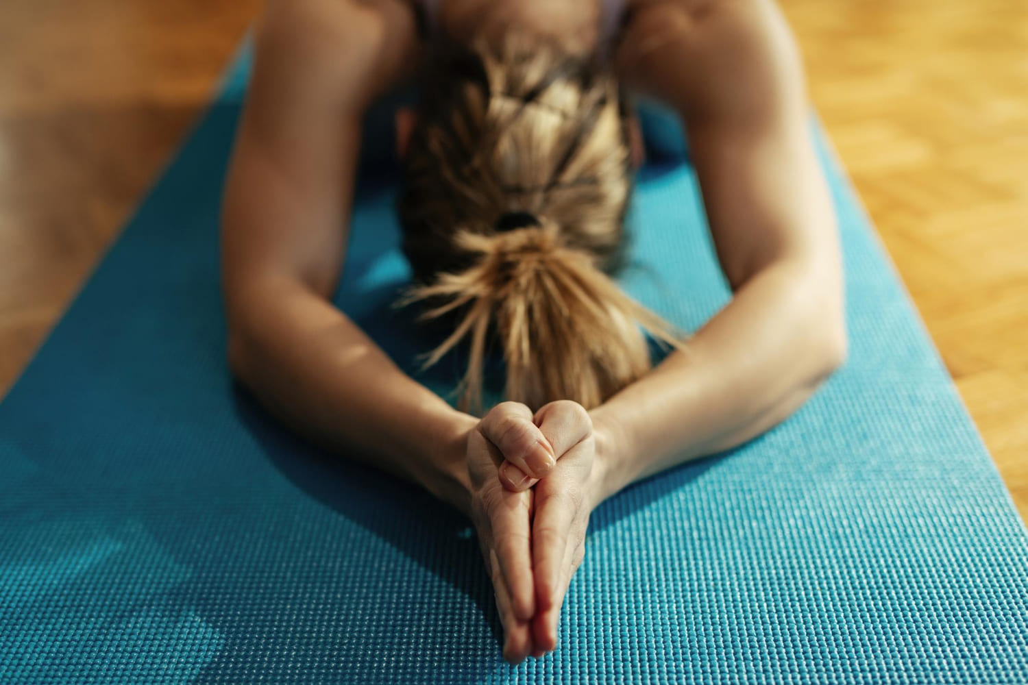 Mujer-postura-de-yoga-tratamientos