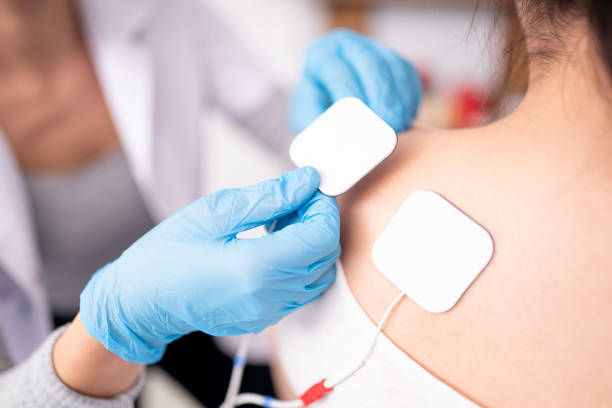 Tratamiento-fibromialgia-electrodos-espalda-mujer