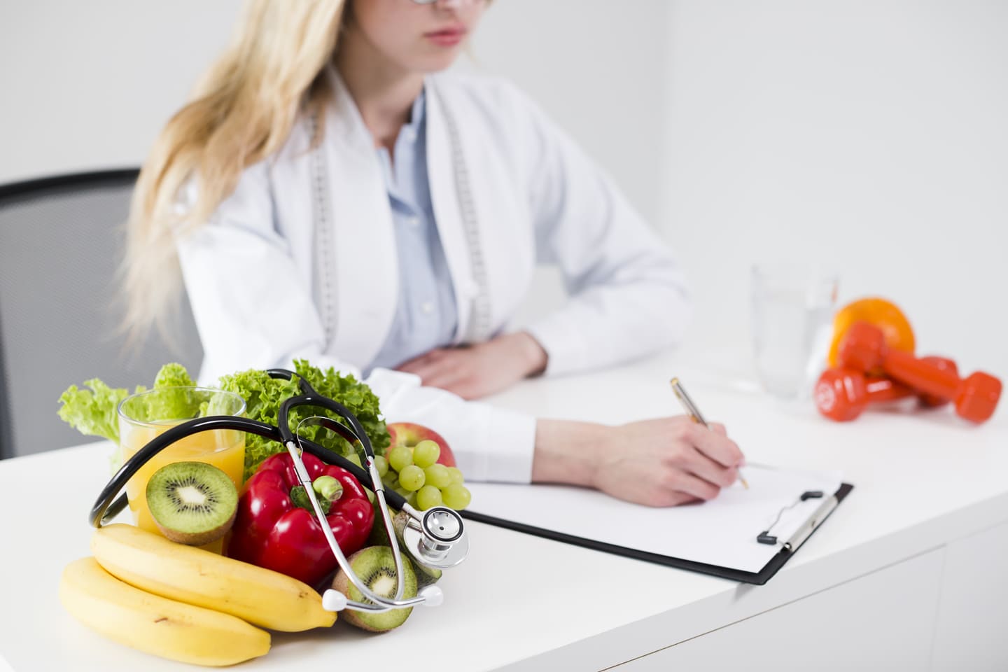 concepto-de-dieta-con-cientifica-y-comida-sana